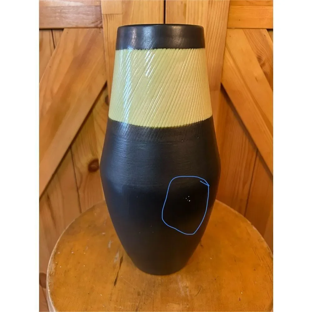 TRIBECA VASE one strip black cream 11.5” tall (8876)